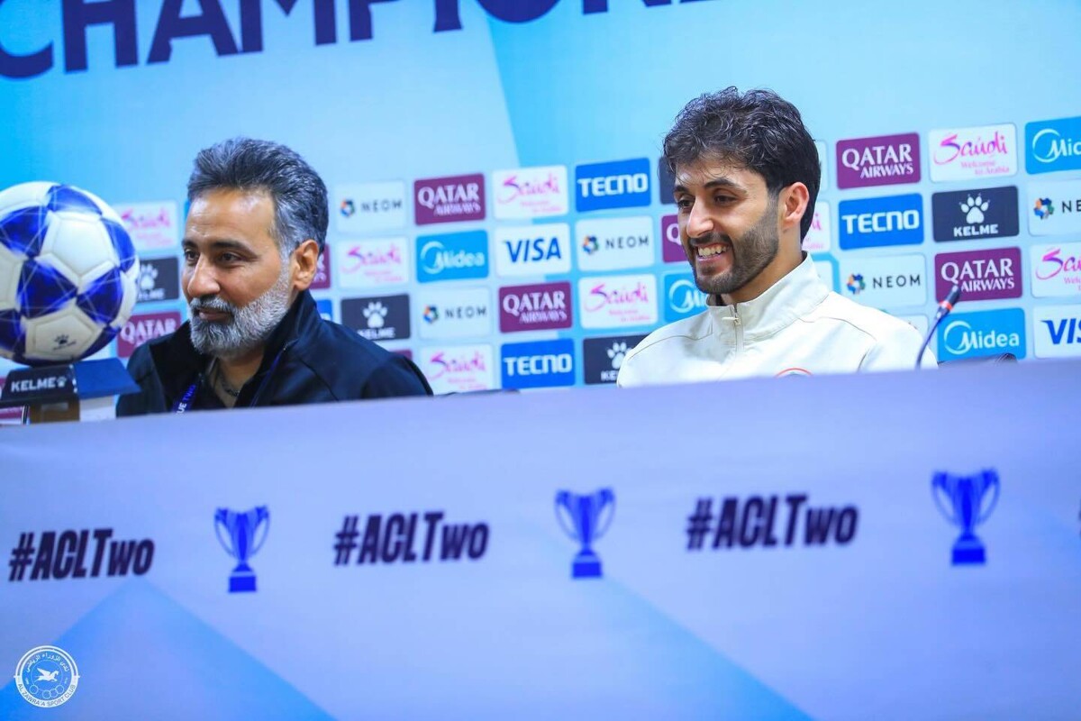 Al-Zawraa Assistant Coach Presents Gift to Head Coach Emad al-Nagash