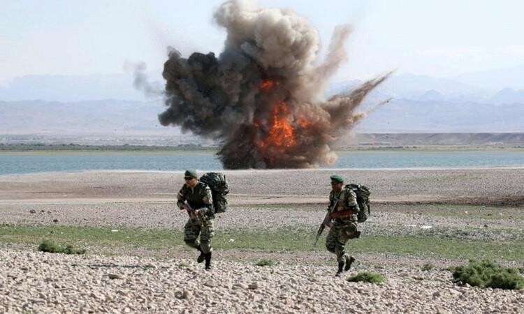 Взрывное устройство убивает двоих рядом с военным пунктом