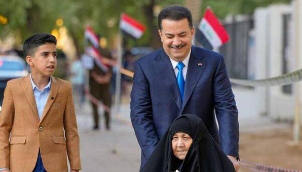 Премьер-министр Ирака привел свою мать на публичное мероприятие