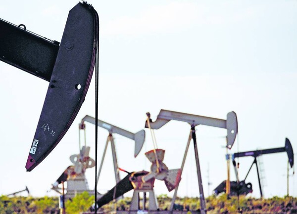 Цены на нефть снижаются из-за слабого спроса американских потребителей и увеличения добычи сырой нефти в Китае
