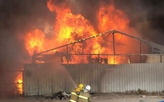 Пожар в коммерческих складах на севере Багдада